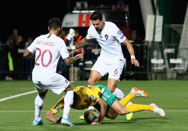 Ronaldo thiết lập h&agrave;ng loạt cột mốc kỷ lục mới khi ghi 4 b&agrave;n gi&uacute;p Bồ Đ&agrave;o Nha thắng đậm ở v&ograve;ng loại Euro 2020 - Ảnh 1.