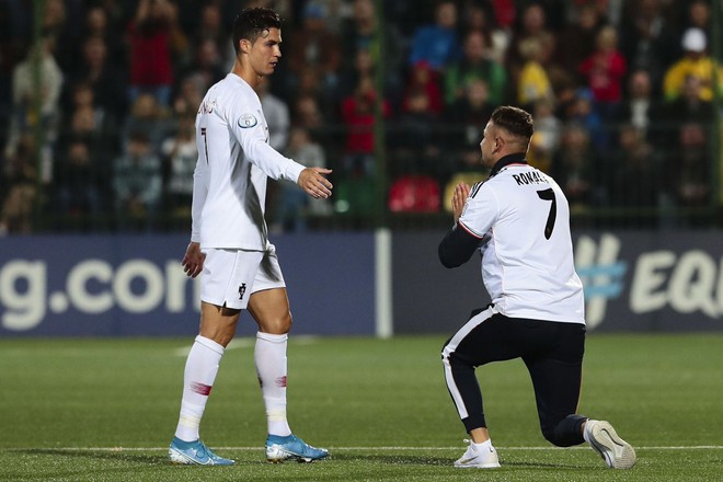 Liều mình lẻn xuống sân vái lạy Ronaldo, chàng CĐV may mắn nhận được màn đãi ngộ khiến fan bóng đá cả thế giới ghen tị - Ảnh 1.