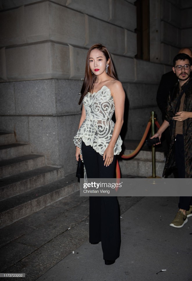 NYFW ngày 4: Jessica Jung lại bị báo quốc tế dìm tơi tả, diện set đồ hơn 100 triệu so kè với người mẫu của hãng - Ảnh 2.