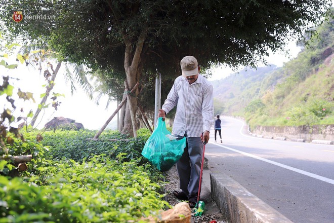 Ông chú bán kem dễ thương nhất Đà Nẵng: 3 năm cặm cụi nhặt rác ở bán đảo Sơn Trà - Ảnh 1.