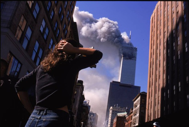 Nhìn lại những khoảnh khắc ám ảnh kinh hoàng trong vụ khủng bố 11/9 - Ảnh 1.