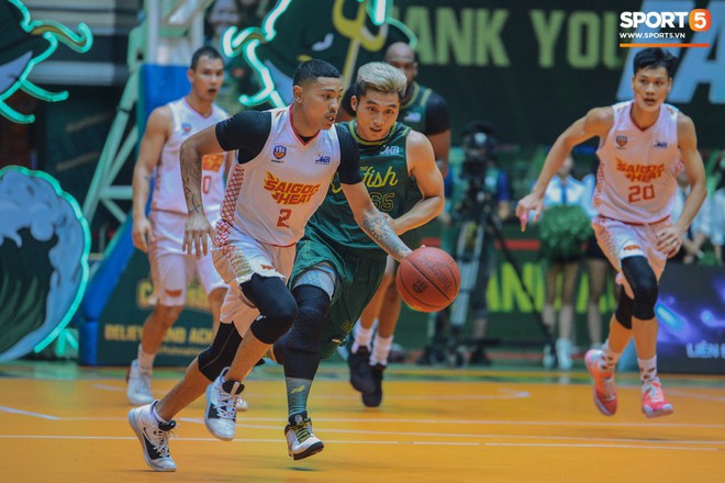 Tình huống nhiều tranh cãi giữa hai cầu thủ của Saigon Heat và Cantho Catfish ở những giây cuối Game 2 VBA Finals 2019 - Ảnh 1.