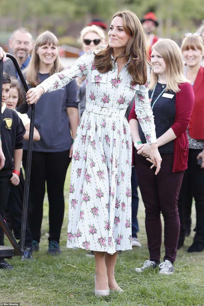 Công nương Kate đi đôi giày mà Nữ hoàng Anh “ghét cay ghét đắng” nhưng vẫn được dân tình bênh vực vì chăm tiết kiệm - Ảnh 2.