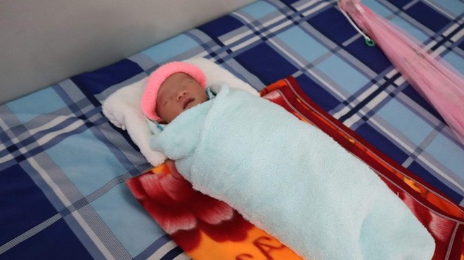 Ph&aacute;t hiện b&eacute; sơ sinh trong bọc ni l&ocirc;ng b&ecirc;n đường - Ảnh 1.