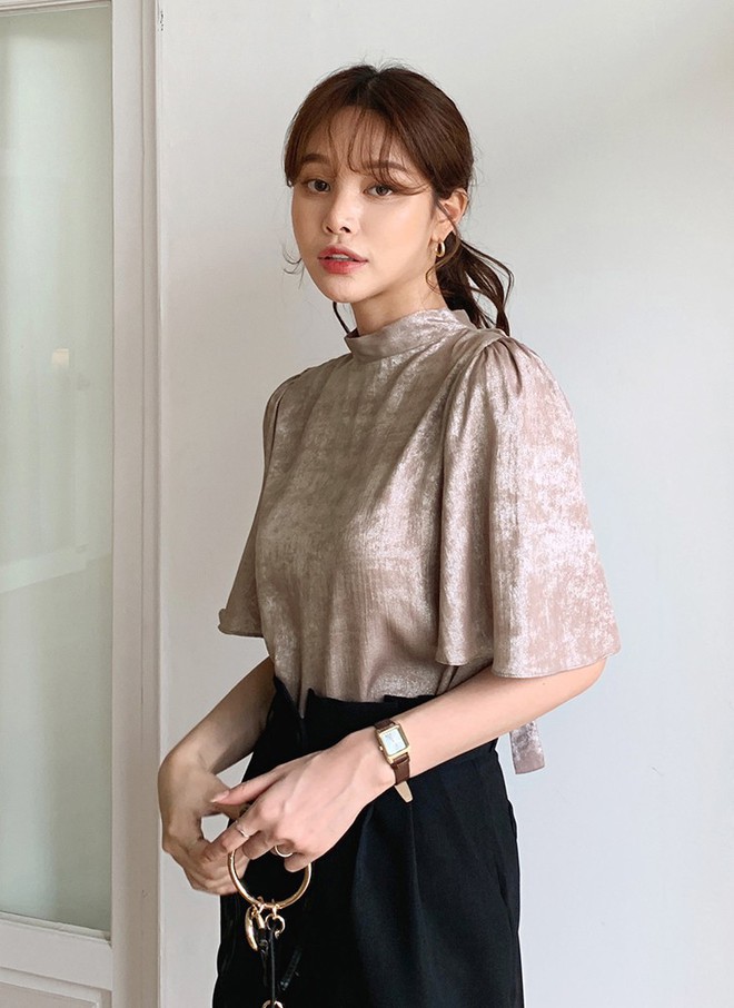 Chiếc &aacute;o cộng th&ecirc;m v&agrave;i phần sang chảnh cho c&aacute;c chị em c&ocirc;ng sở h&oacute;a ra cực dễ mix đồ  - Ảnh 12.