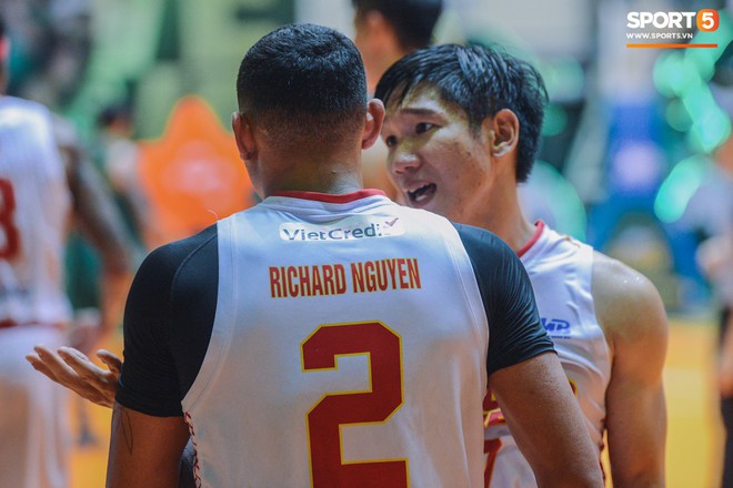 Tình huống nhiều tranh cãi giữa hai cầu thủ của Saigon Heat và Cantho Catfish ở những giây cuối Game 2 VBA Finals 2019 - Ảnh 5.