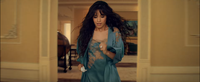 Bỏ mặc Shawn Mendes, Camila Cabello đưa đẩy cùng lúc cả 2 trai đẹp trong MV mới nhưng hóa ra lại là nữ phụ đam mĩ? - Ảnh 4.