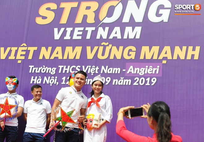 Quang Hải, Tiến Dũng đeo mặt nạ Trung thu, cầm đèn ông sao giao lưu cùng học sinh cấp 2 - Ảnh 4.