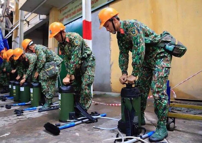 Binh chủng Hóa học tiến hành tẩy độc nhà xưởng Công ty Rạng Đông sau vụ cháy kinh hoàng - Ảnh 12.