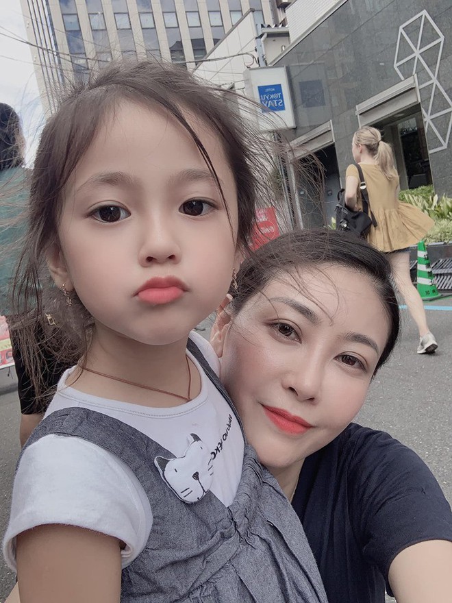 Tan chảy vì ảnh đời thường của con gái 4 tuổi Hoa hậu Hà Kiều Anh: Ngày càng xinh, dự sẽ thành tiểu mỹ nhân Vbiz - Ảnh 2.