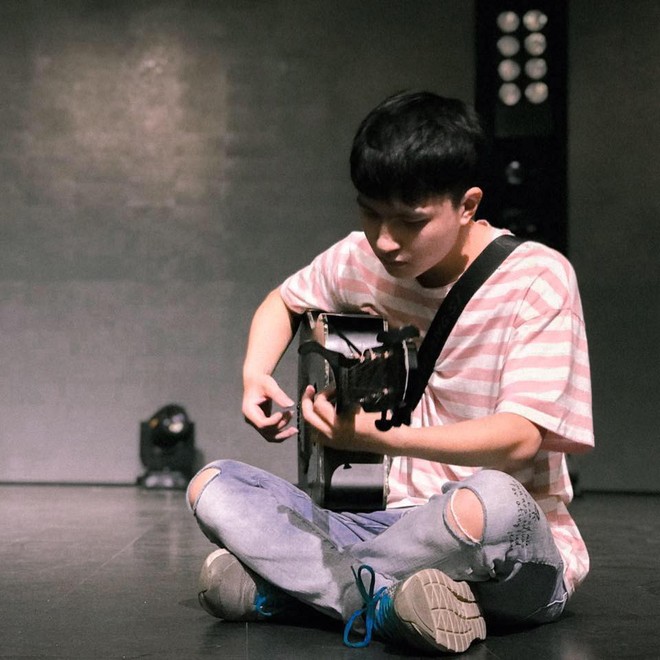 Nam sinh trường con nh&agrave; gi&agrave;u ở H&agrave; Nội g&acirc;y thương nhớ bởi vẻ ngo&agrave;i giống idol H&agrave;n, lại vừa h&aacute;t hay vừa đ&agrave;n giỏi - Ảnh 4.
