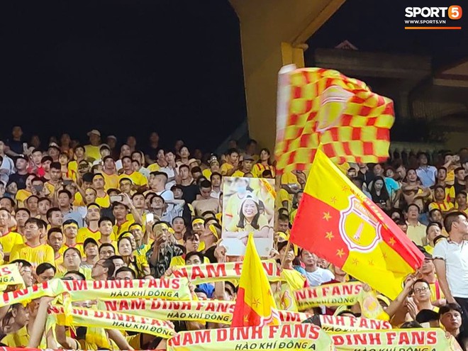 Fan Việt bức xúc: Hooligan Indonesia họ chỉ đánh fan Malaysia, còn ở đây CĐV Việt làm tổn thương chính đồng bào của mình! - Ảnh 2.