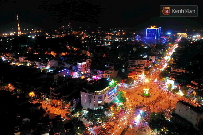 Hàng vạn người dân Tuyên Quang đổ về trung tâm xem rước đèn khổng lồ, hào hứng nhảy múa trên đường phố - Ảnh 19.