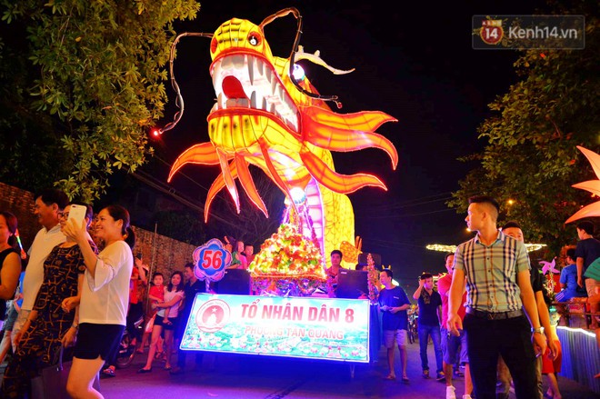 Hàng vạn người dân Tuyên Quang đổ về trung tâm xem rước đèn khổng lồ, hào hứng nhảy múa trên đường phố - Ảnh 6.