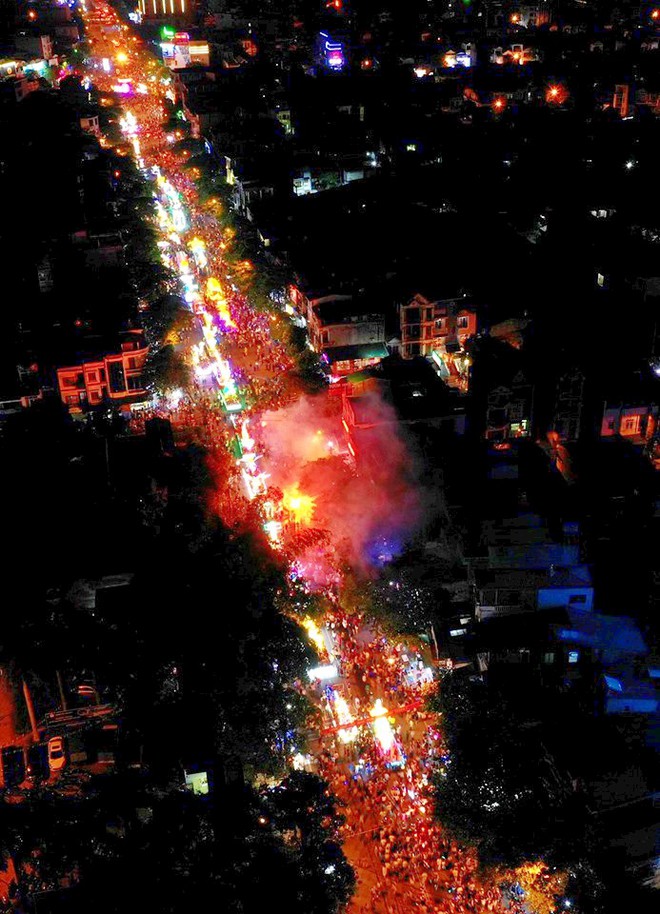 Hàng vạn người dân Tuyên Quang đổ về trung tâm xem rước đèn khổng lồ, hào hứng nhảy múa trên đường phố - Ảnh 18.