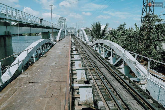 Ngắm cầu sắt Bình Lợi gần 120 tuổi - nơi lưu giữ ký ở Sài Gòn vừa hoàn thành sứ mệnh đưa tàu hoả qua sông - Ảnh 6.
