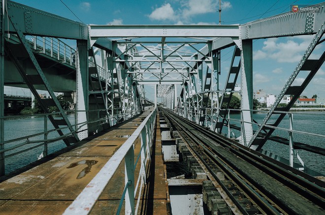 Ngắm cầu sắt Bình Lợi gần 120 tuổi - nơi lưu giữ ký ở Sài Gòn vừa hoàn thành sứ mệnh đưa tàu hoả qua sông - Ảnh 8.