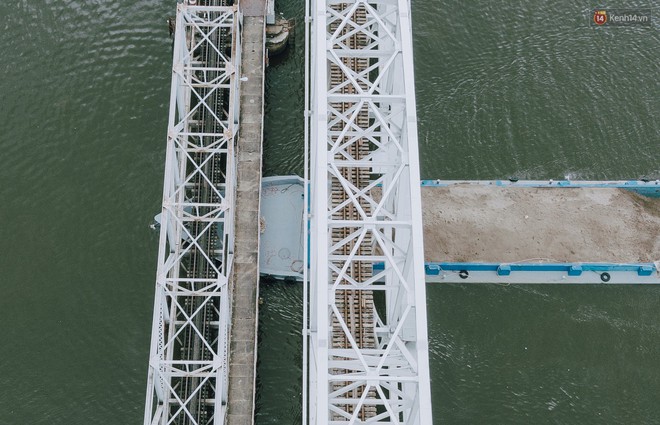 Ngắm cầu sắt Bình Lợi gần 120 tuổi - nơi lưu giữ ký ở Sài Gòn vừa hoàn thành sứ mệnh đưa tàu hoả qua sông - Ảnh 7.
