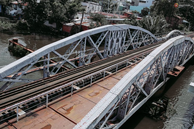 Ngắm cầu sắt Bình Lợi gần 120 tuổi - nơi lưu giữ ký ở Sài Gòn vừa hoàn thành sứ mệnh đưa tàu hoả qua sông - Ảnh 15.