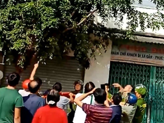 Tin mới về nguời phụ nữ đu d&acirc;y điện - Ảnh 2.