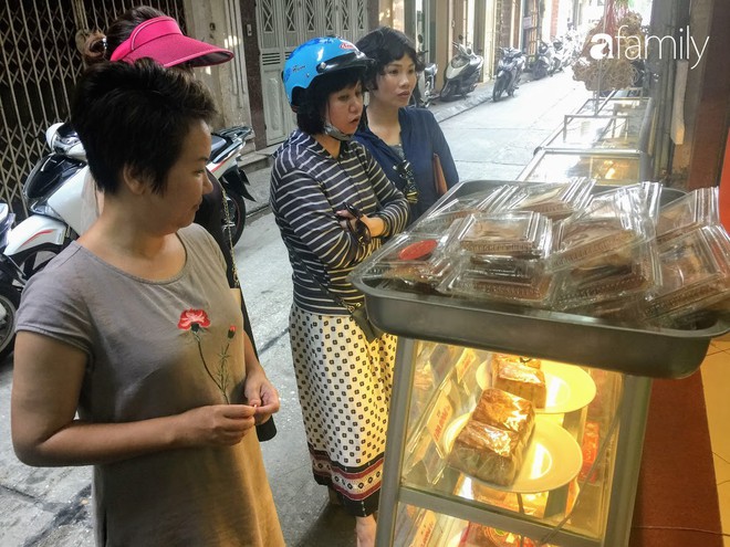 Sát ngày Rằm tháng 8, các tiệm bánh Trung thu cổ truyền tấp nập khách hàng mua bán, xếp hàng dài từ sáng sớm - Ảnh 11.