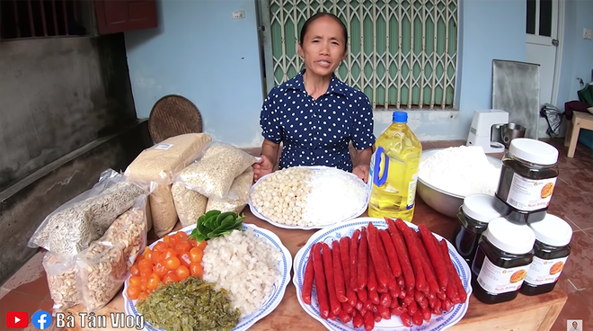 Bà Tân làm bánh Trung thu nhân thập cẩm siêu to khổng lồ, làm xong còn đòi mang... lên trời phá cỗ - Ảnh 1.