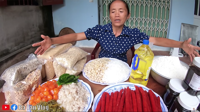 Bà Tân làm bánh Trung thu nhân thập cẩm siêu to khổng lồ, làm xong còn đòi mang... lên trời phá cỗ - Ảnh 2.