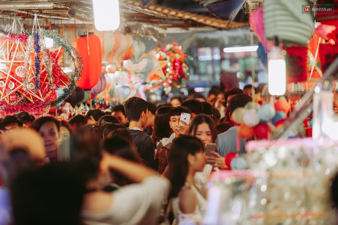 Hàng ngàn người chen nhau toát mồ hôi tại Phố lồng đèn Sài Gòn trong đêm Trung thu - Ảnh 14.