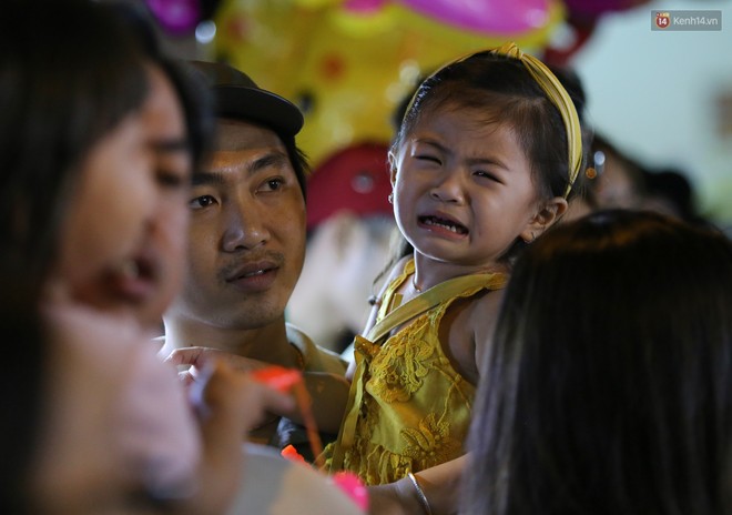 Hàng ngàn người chen nhau toát mồ hôi tại Phố lồng đèn Sài Gòn trong đêm Trung thu - Ảnh 12.