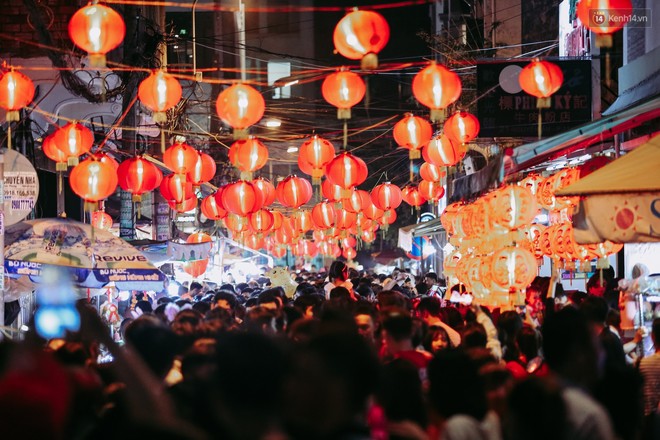 Hàng ngàn người chen nhau toát mồ hôi tại Phố lồng đèn Sài Gòn trong đêm Trung thu - Ảnh 1.