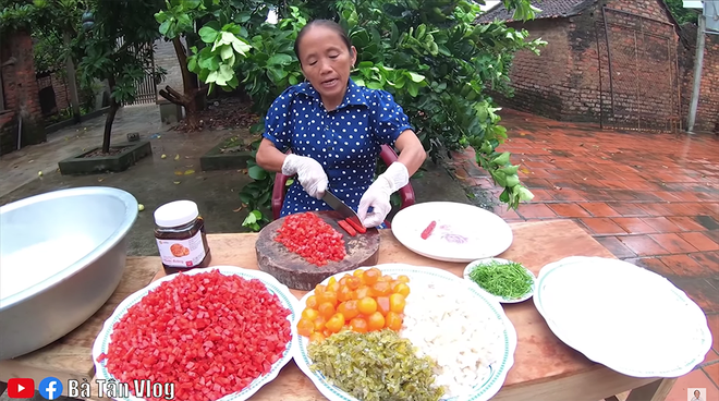 Bà Tân làm bánh Trung thu nhân thập cẩm siêu to khổng lồ, làm xong còn đòi mang... lên trời phá cỗ - Ảnh 4.