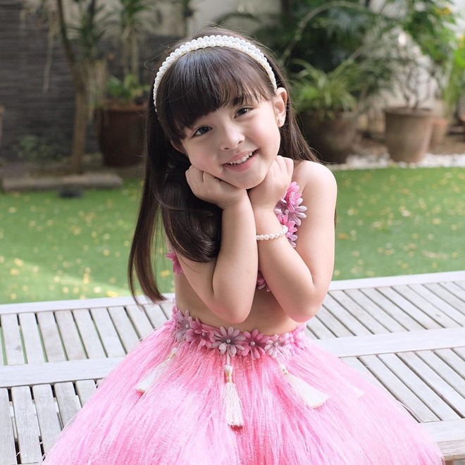 Có ai như con gái mỹ nhân đẹp nhất Philippines, diện váy Hawaii cũng gây bão mạnh vì xinh xuất sắc như công chúa - Ảnh 1.