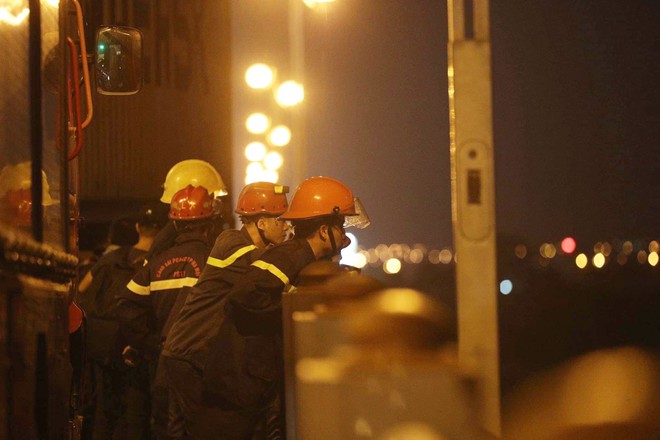 Vụ xe container tông hàng loạt xe máy trên cầu Thanh Trì: Nạn nhân rơi xuống sông Hồng đã tử vong, tài xế đến công an trình diện - Ảnh 2.