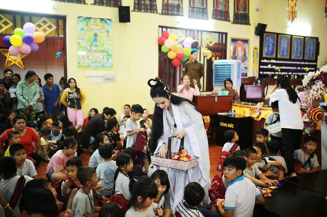 Sao Việt đêm Trung Thu: Angela Phương Trinh hóa chị Hằng vui Tết bên trẻ nghèo, Bảo Thanh, Lê Phương đoàn tụ gia đình - Ảnh 1.