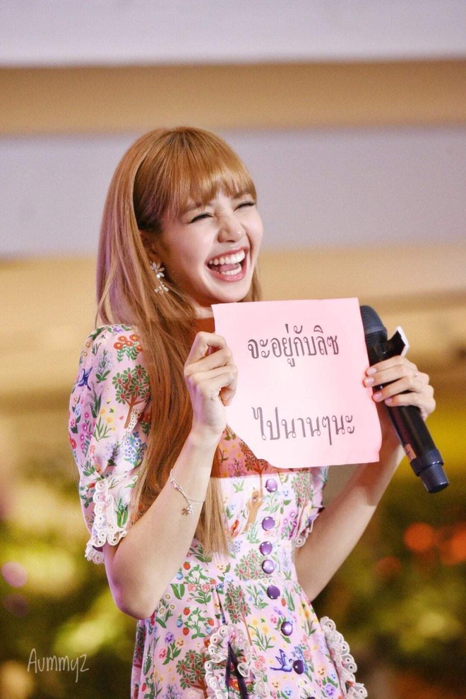 Fan tặng món quà từng bị hiểu nhầm thành phim cấp 3, đây là biểu cảm gây sốt của Lisa (BLACKPINK) - Ảnh 5.