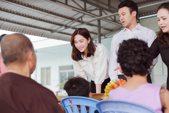 Đặng Thu Thảo béo lên trông thấy, cùng Shark Khoa về quê nhà Bạc Liêu tặng quà Trung thu cho bà con - Ảnh 3.