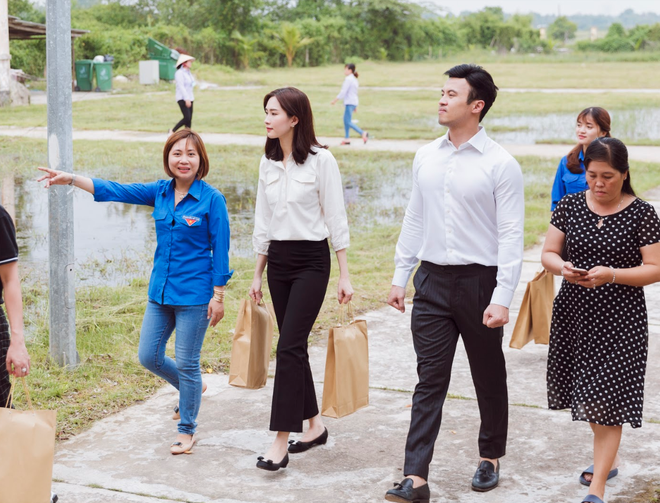 Đặng Thu Thảo béo lên trông thấy, cùng Shark Khoa về quê nhà Bạc Liêu tặng quà Trung thu cho bà con - Ảnh 1.