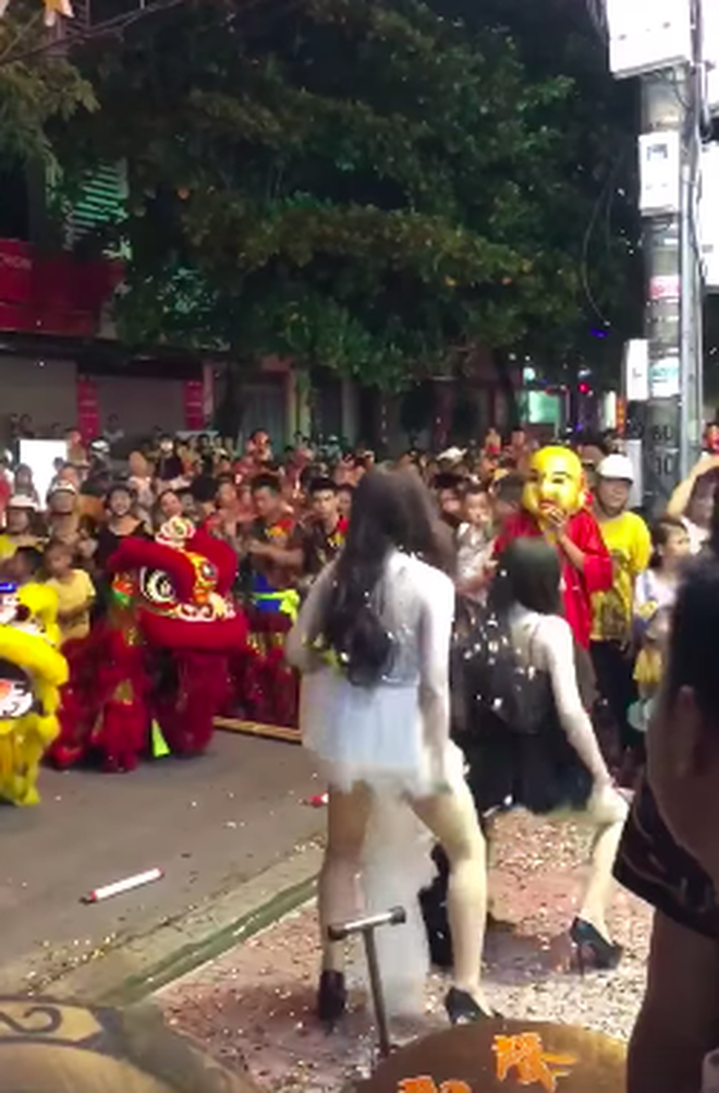 Hai cô gái nhảy nhót, uốn éo phản cảm hở cả nội y trên phố Hà Nội trong đêm Trung thu khiến nhiều người "nóng mắt"