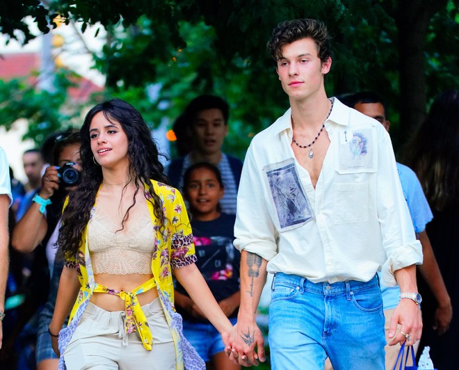 Bóc mẽ chiêu trò PR lố lồ lộ của Shawn và Camila: Thuê paparazzi tự bóc phốt, khóa môi ngấu nghiến và hơn thế nữa - Ảnh 6.