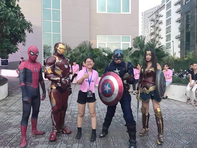 Xuất hiện màn cosplay biệt đội Avengers cực chất ở buổi chào tân sinh viên của Học viện Chính sách và Phát triển - Ảnh 1.