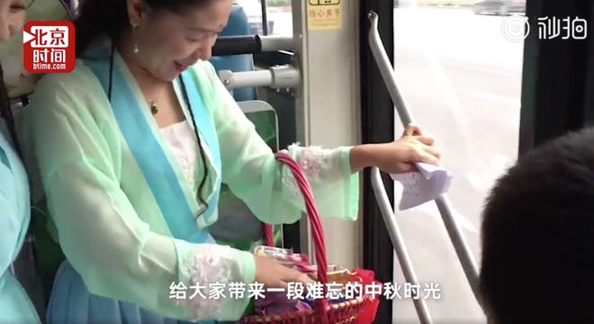 Chơi Trung thu lớn như Trung Quốc: Hằng Nga giáng trần tặng bánh cho khách đi xe buýt, ngồi ngâm nga lời chúc như phim cổ trang - Ảnh 2.