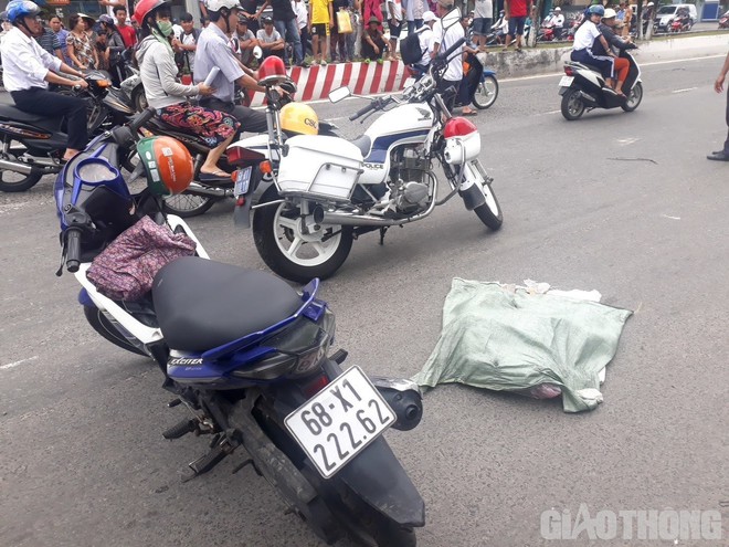 Kinh hoàng ô tô cán bao tải nghi chứa ba thai nhi rơi trên đường Rạch Giá - Ảnh 1.