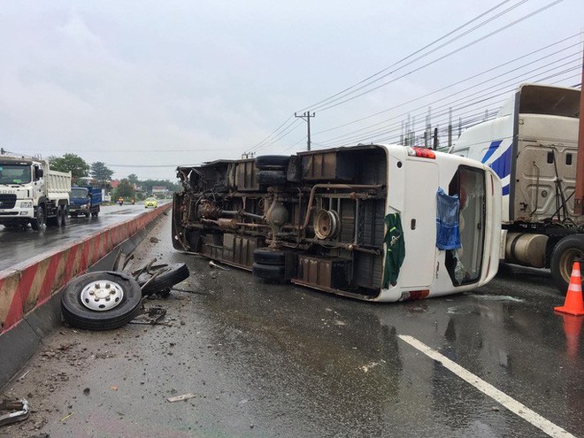 Kinh hoàng cảnh tượng xe khách văng bánh, lật nhào, 26 hành khách kêu cứu - Ảnh 1.