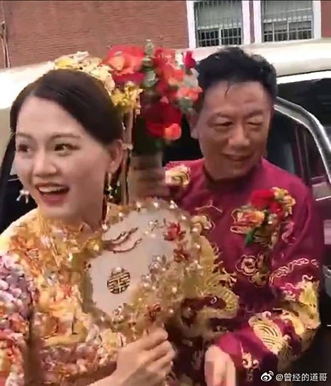 C&ocirc; d&acirc;u trẻ xinh đẹp tươi cười s&aacute;nh bước b&ecirc;n ch&uacute; rể đại gia lớn tuổi, biểu cảm gương mặt của bố mẹ nữ ch&iacute;nh g&acirc;y ch&uacute; &yacute; hơn cả - Ảnh 1.