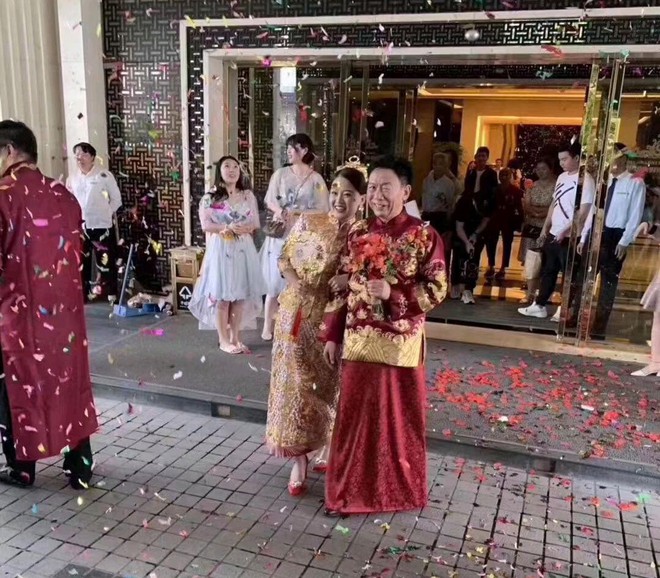 C&ocirc; d&acirc;u trẻ xinh đẹp tươi cười s&aacute;nh bước b&ecirc;n ch&uacute; rể đại gia lớn tuổi, biểu cảm gương mặt của bố mẹ nữ ch&iacute;nh g&acirc;y ch&uacute; &yacute; hơn cả - Ảnh 2.