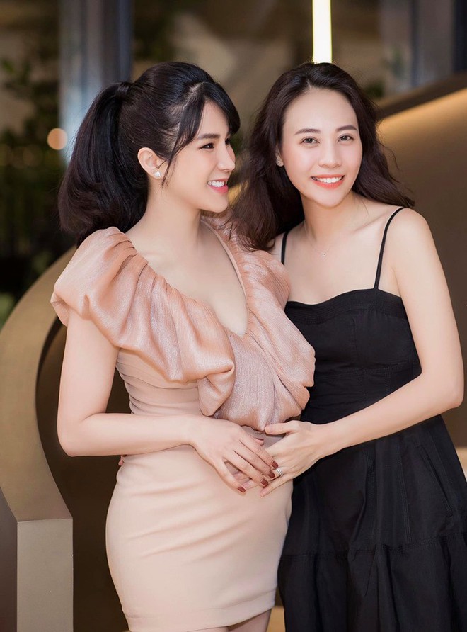 Cũng giống nhiều cô nàng, Đàm Thu Trang thích một dáng váy là sắm liền 2 chiếc nhìn chẳng khác nhau là mấy - Ảnh 3.