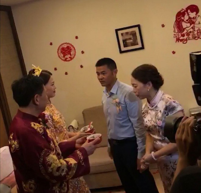 C&ocirc; d&acirc;u trẻ xinh đẹp tươi cười s&aacute;nh bước b&ecirc;n ch&uacute; rể đại gia lớn tuổi, biểu cảm gương mặt của bố mẹ nữ ch&iacute;nh g&acirc;y ch&uacute; &yacute; hơn cả - Ảnh 4.