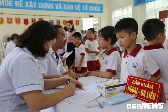 Ảnh: Hàng nghìn học sinh Hà Nội xếp hàng khám sức khỏe sau vụ cháy Rạng Đông - Ảnh 5.