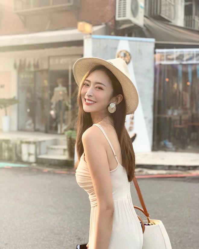 Cũng giống nhiều c&ocirc; n&agrave;ng, Đ&agrave;m Thu Trang th&iacute;ch một d&aacute;ng v&aacute;y l&agrave; sắm liền 2 chiếc nh&igrave;n chẳng kh&aacute;c nhau l&agrave; mấy - Ảnh 8.