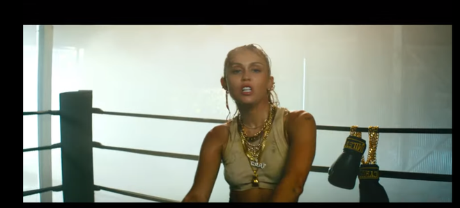 Tam ca thiên thần Lana – Ariana – Miley chính thức hạ giới với tạo hình chất đến phát ngất trong MV “Don’t Call Me Angel - Ảnh 4.